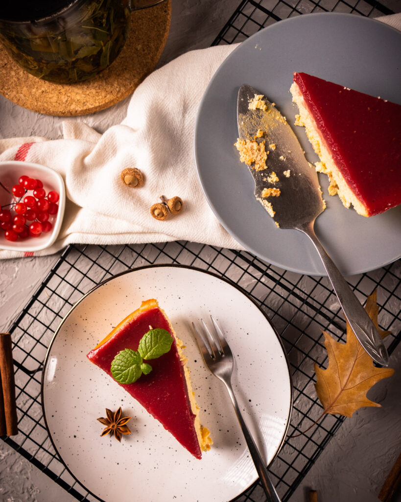 Воздушный чизкейк из домашнего творога на желтках с клубничной помадкой