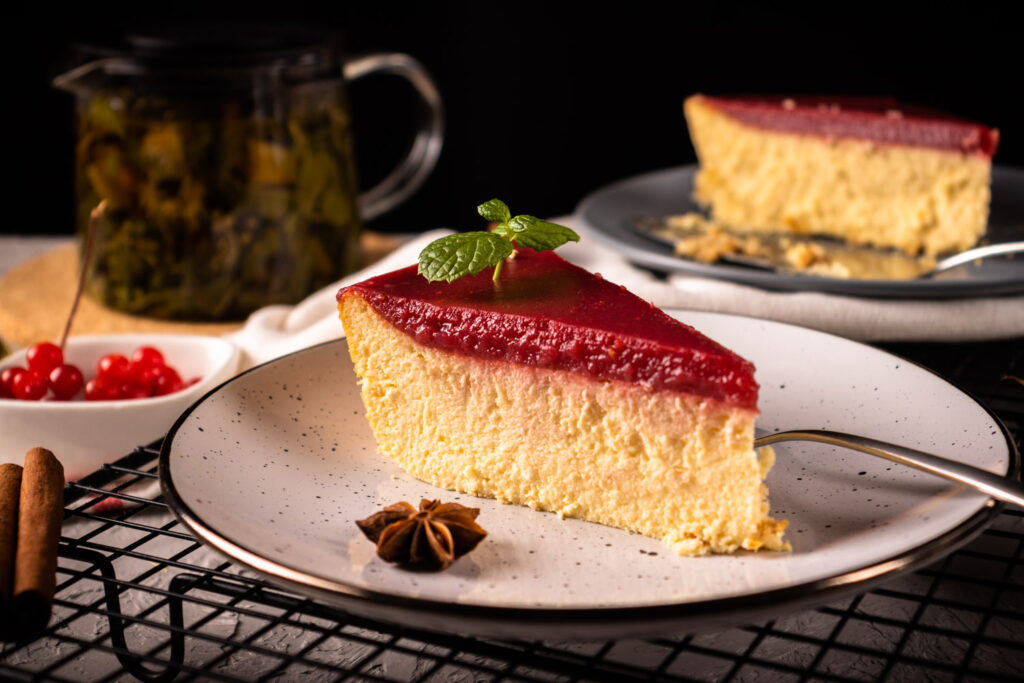 Воздушный чизкейк из домашнего творога на желтках с клубничной помадкой