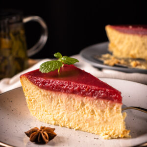 Воздушный чизкейк из домашнего творога на желтках с клубничной помадкой